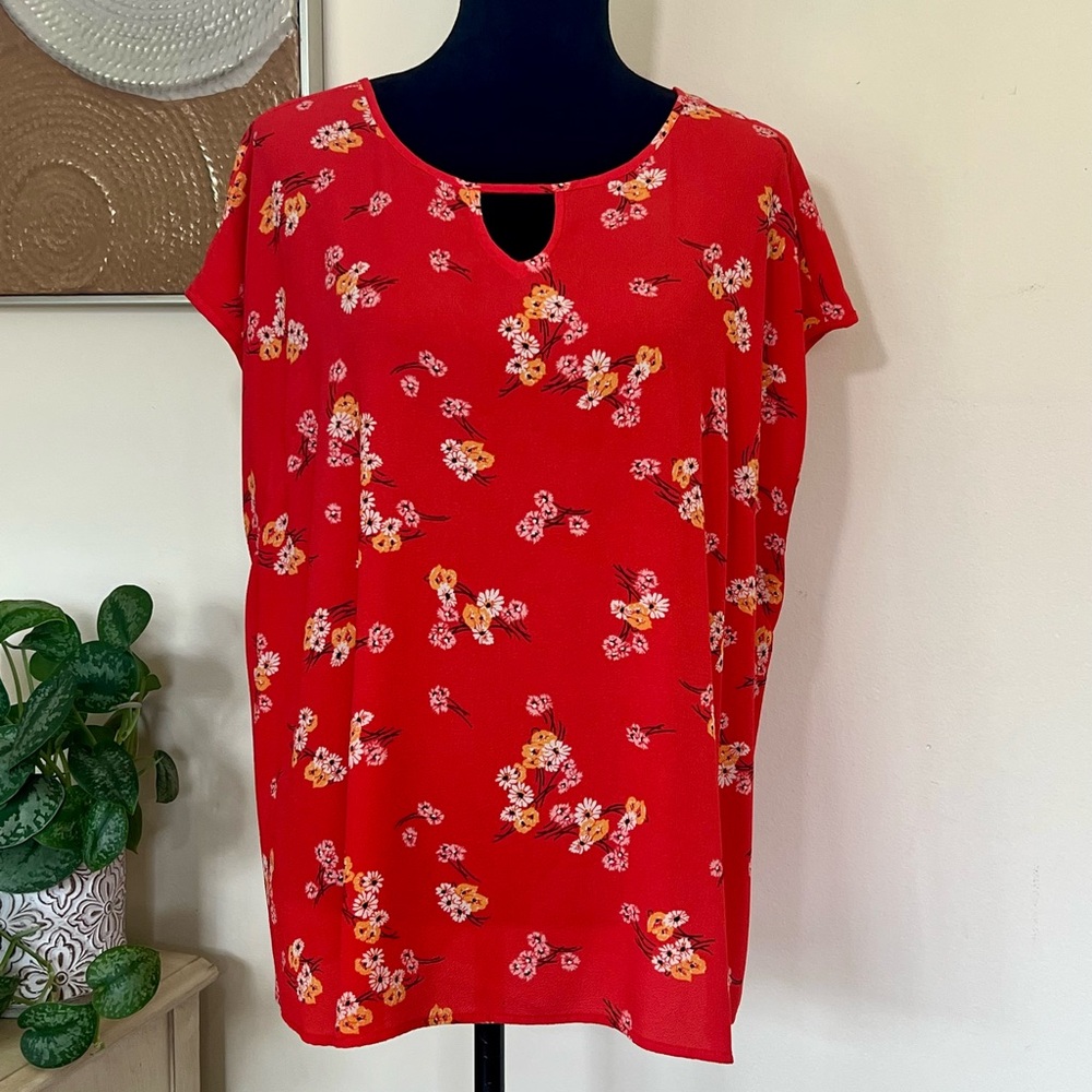 Maurices Women’s Red Floral Keyhole Neckline Summer Top Size 3
